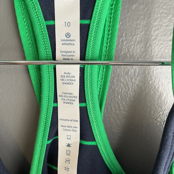 Lulu lemon workout top with built in bra - Picture 5 of 5